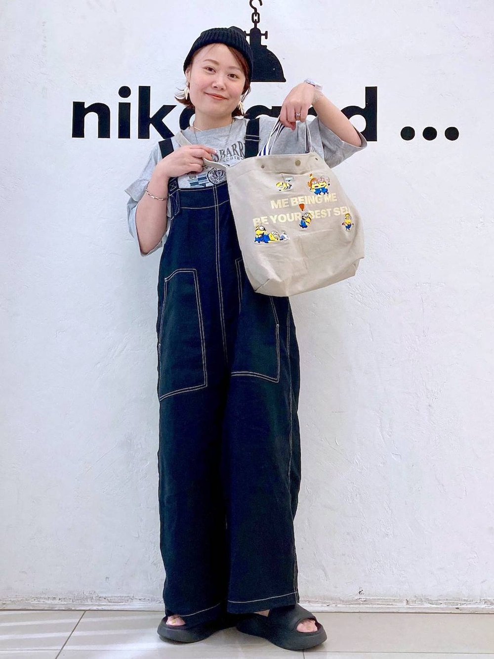 ブラック系のサンダル、ブラック系のサロペット/オーバーオール、その他のトートバッグを着用したレディースの夏コーディネートの3枚目の写真