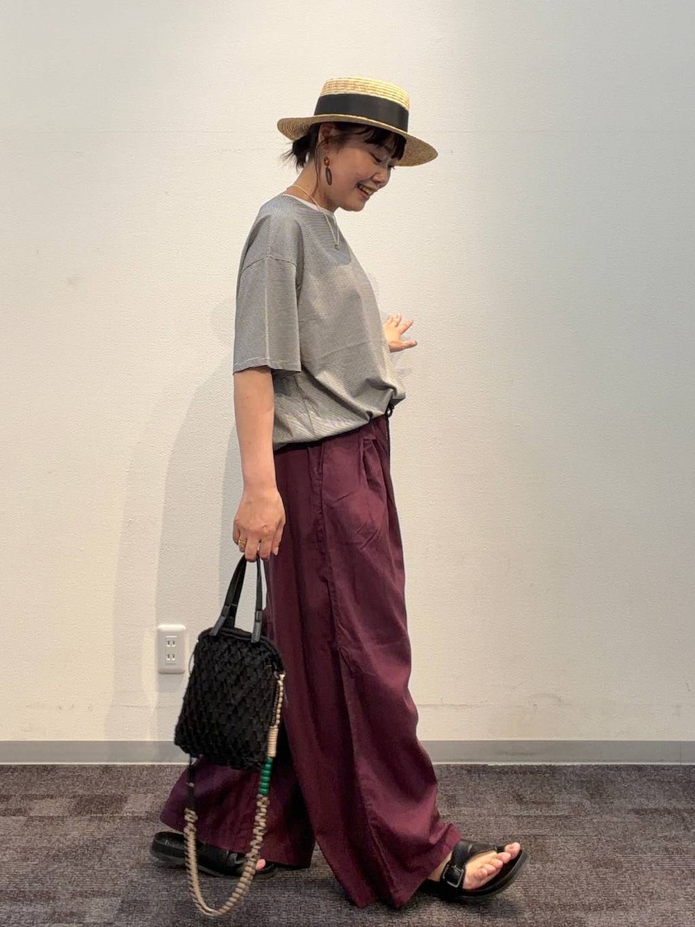 レッド系のその他パンツ、ブラック系のトートバッグ、ホワイト系のTシャツ/カットソーを着用したレディースの夏コーディネートの5枚目の写真