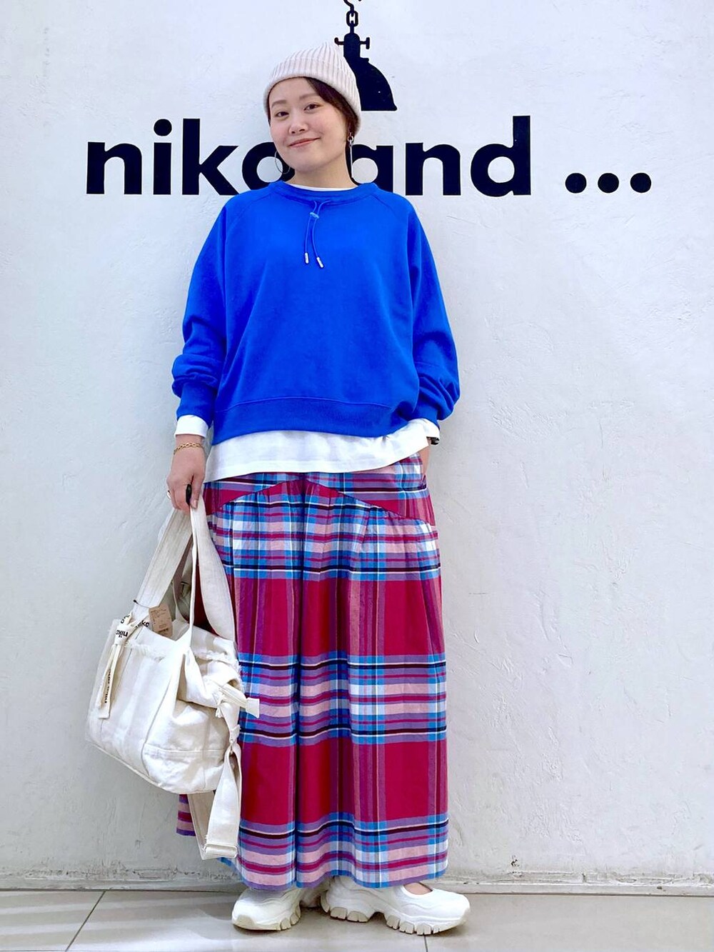 ピンク系のその他パンツ、ベージュ系のショルダーバッグ、ホワイト系のTシャツ/カットソーを着用したレディースの春コーディネートの7枚目の写真