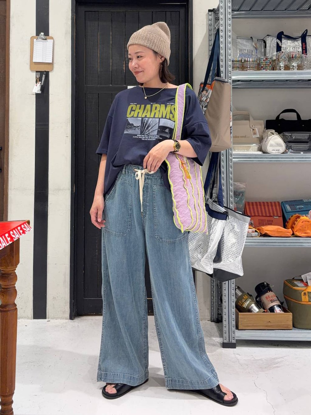 ブルー系のデニムパンツ、ブルー系のTシャツ/カットソー、ベージュ系のニットキャップ/ビーニーを着用したレディースの夏コーディネートの2枚目の写真