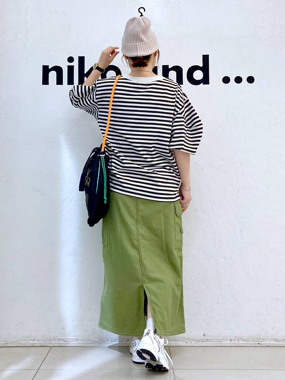 ホワイト系のスニーカー、その他のTシャツ/カットソー、グリーン系のスカートを着用したレディースの夏コーディネートの4枚目の写真