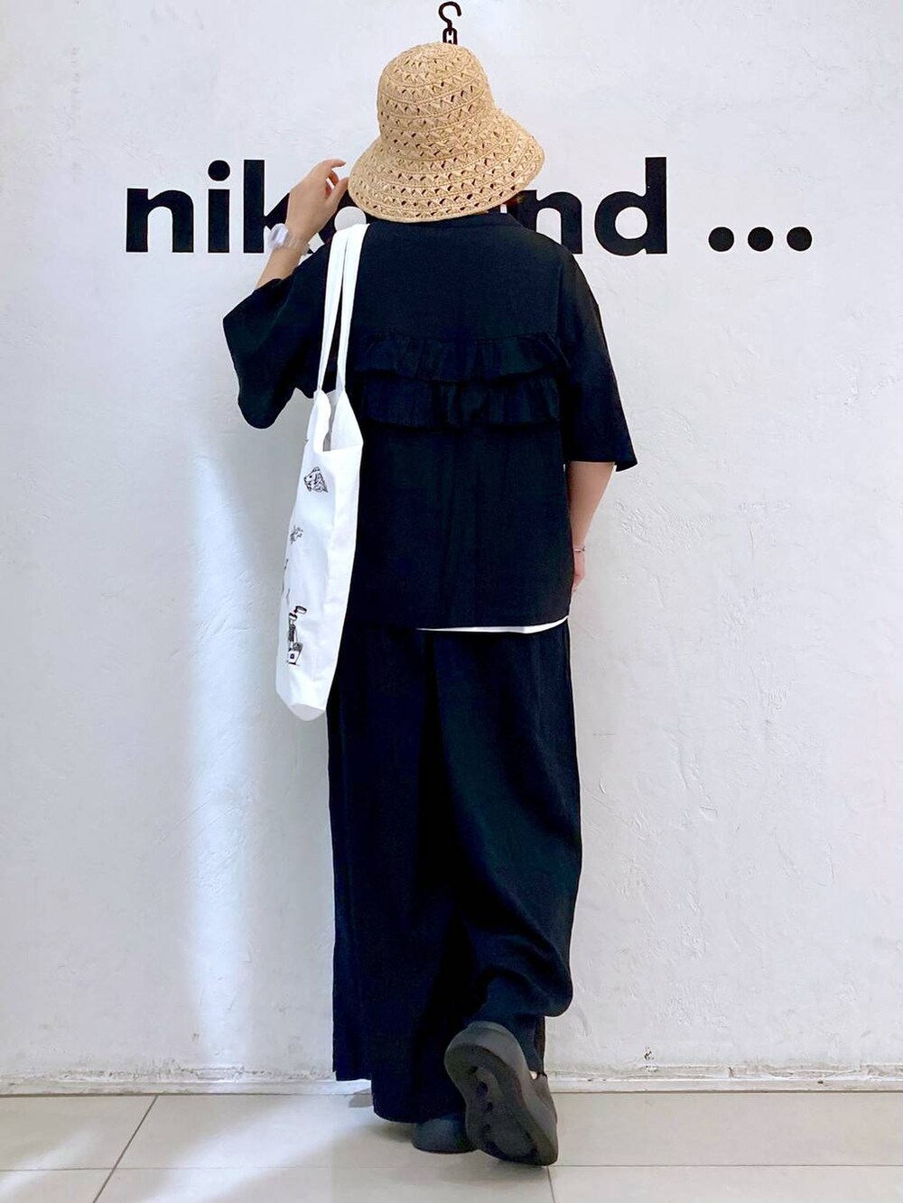 ブラック系のサンダル、ブラック系のその他パンツ、ホワイト系のTシャツ/カットソーを着用したレディースの夏コーディネートの4枚目の写真