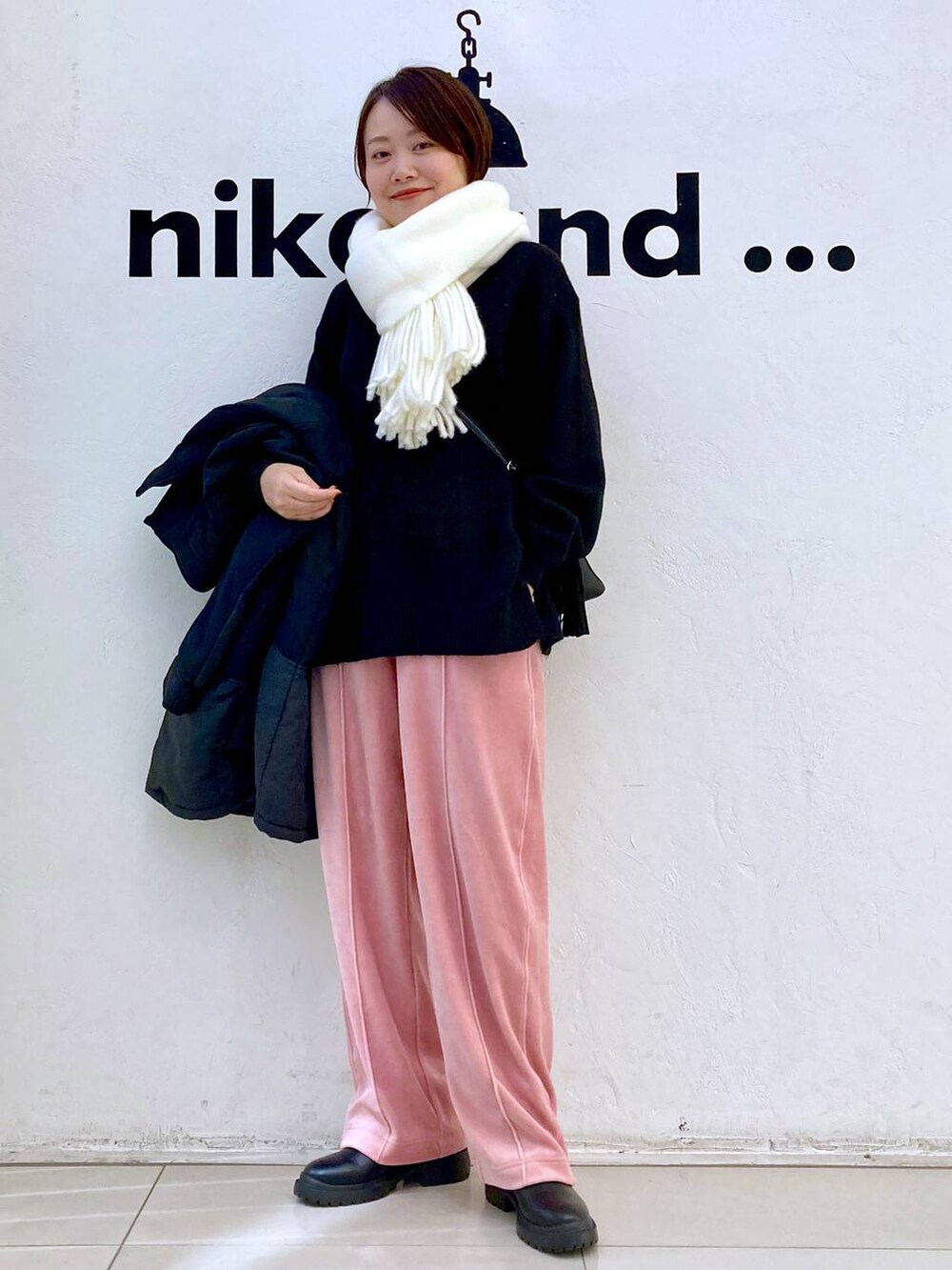 その他のブルゾン、ブラック系のニット/セーター、ピンク系のその他パンツを着用したレディースの冬コーディネートの2枚目の写真