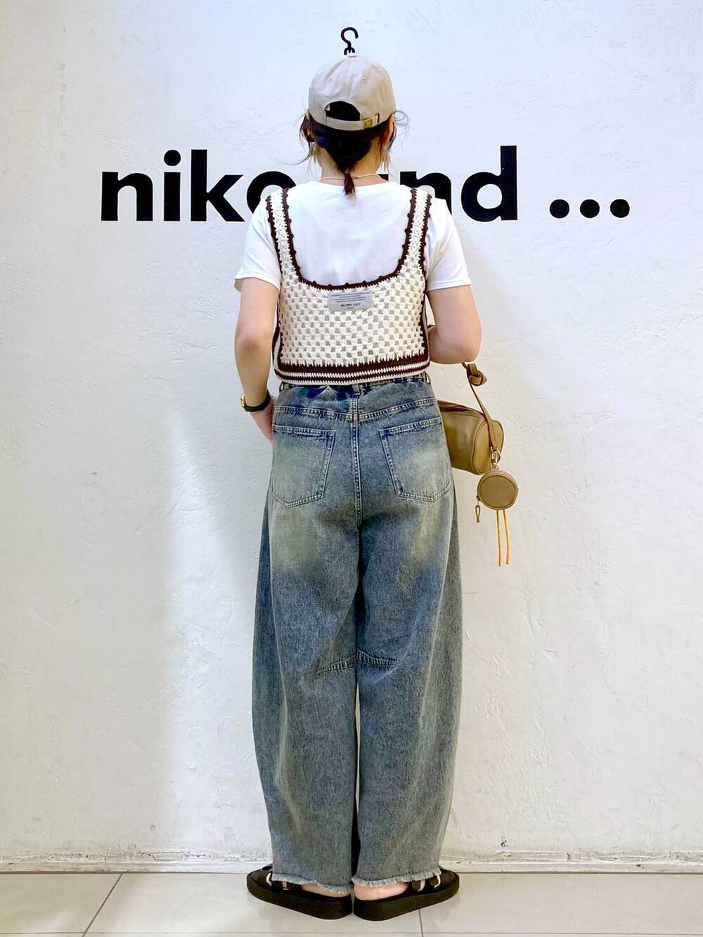 ブルー系のその他パンツ、ベージュ系のその他トップス、ホワイト系のTシャツ/カットソーを着用したレディースの夏コーディネートの4枚目の写真