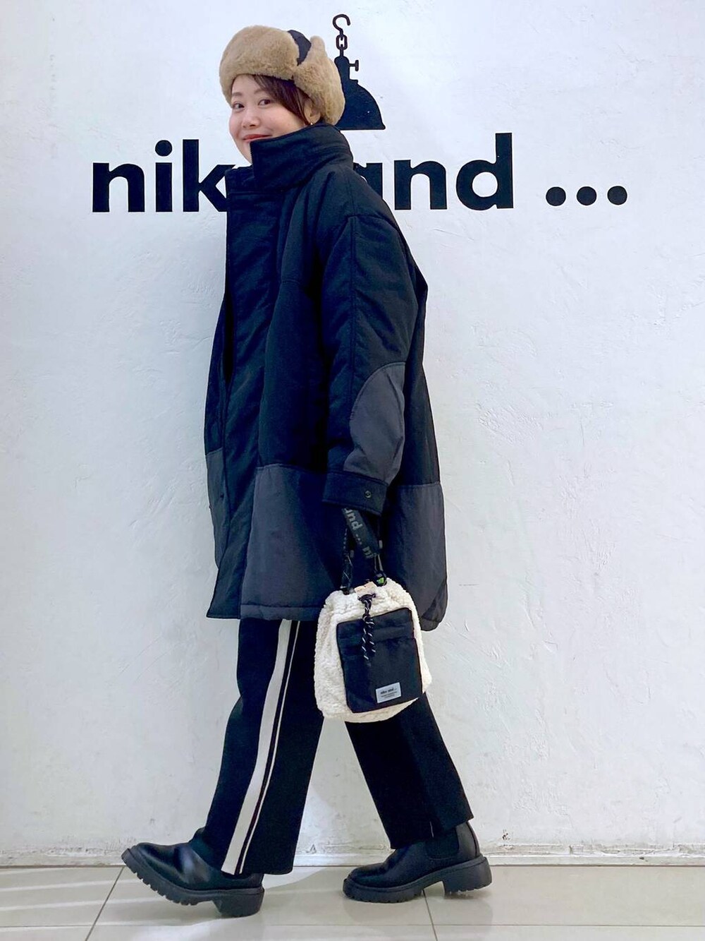 その他のブルゾン、ホワイト系のその他パンツ、ブラック系のブーツを着用したレディースの冬コーディネートの2枚目の写真