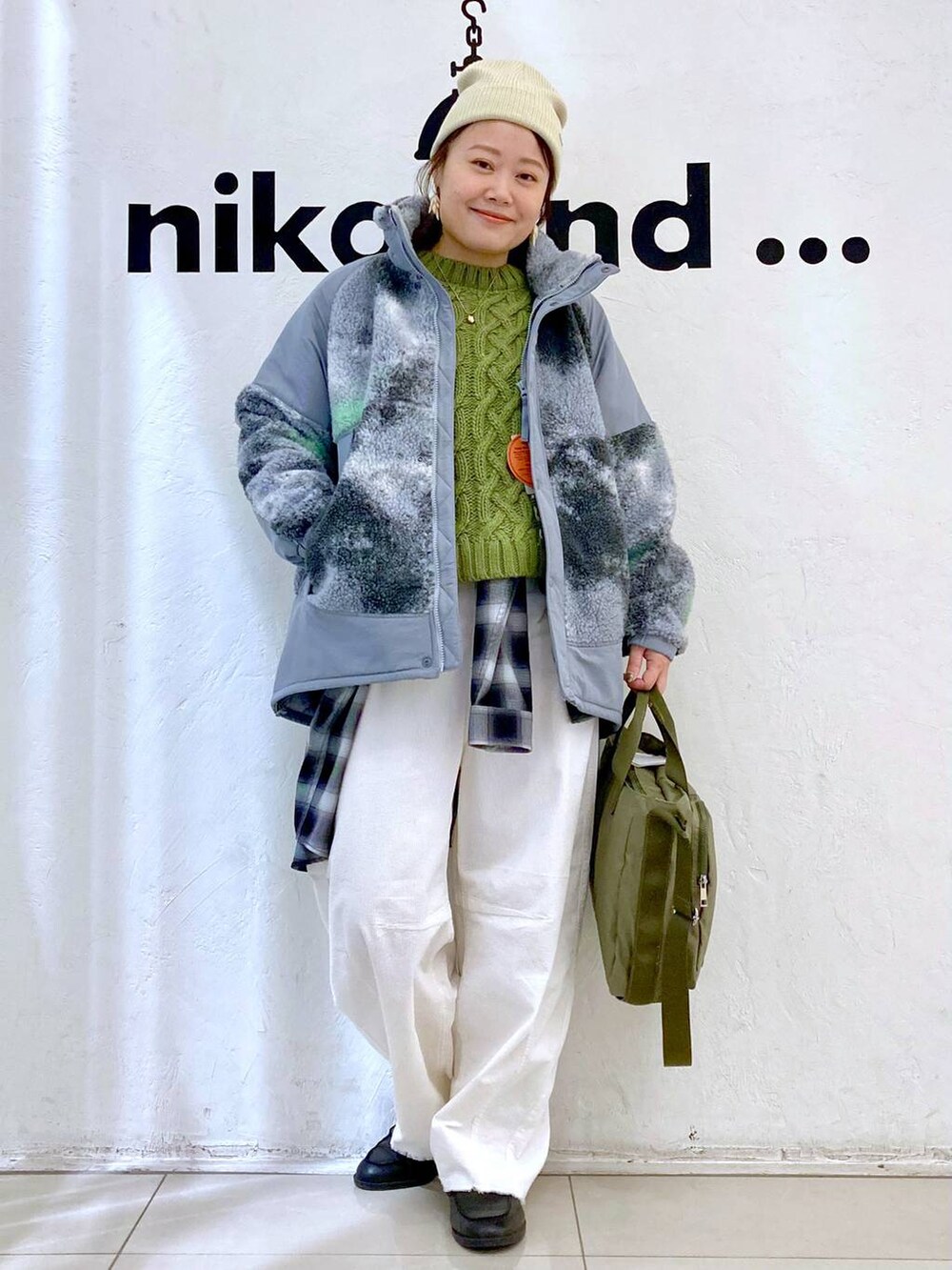 グレー系のブルゾン、ホワイト系のその他パンツ、ブラック系のシャツ/ブラウスを着用したレディースの秋コーディネートの2枚目の写真