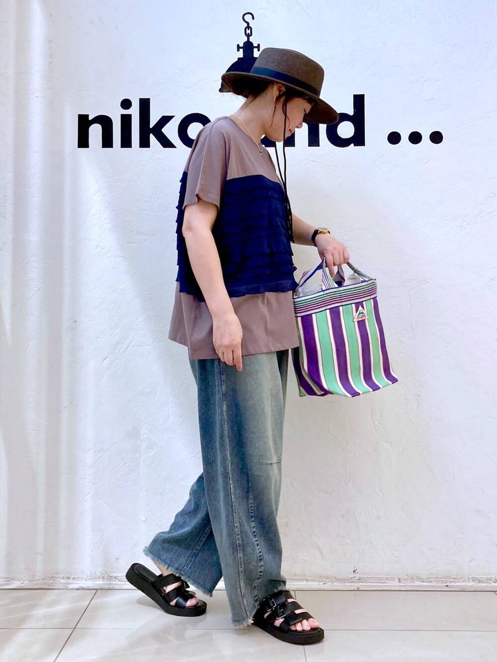 ブルー系のその他パンツ、グリーン系のトートバッグ、ブラウン系のTシャツ/カットソーを着用したレディースの夏コーディネートの5枚目の写真