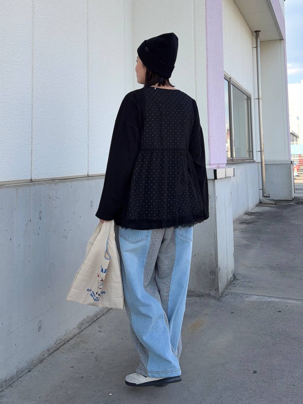 グレー系のデニムパンツ、ブラック系のTシャツ/カットソー、ブラック系のベストを着用したレディースの春コーディネートの4枚目の写真