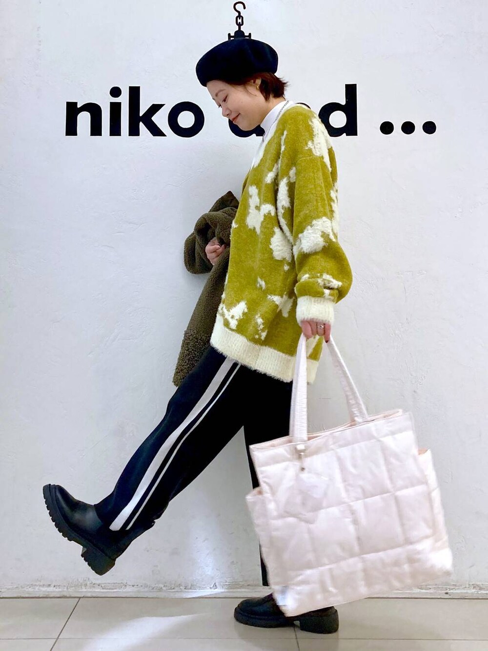 グリーン系のその他アウター、ホワイト系のその他パンツ、ブラック系のブーツを着用したレディースの冬コーディネートの3枚目の写真
