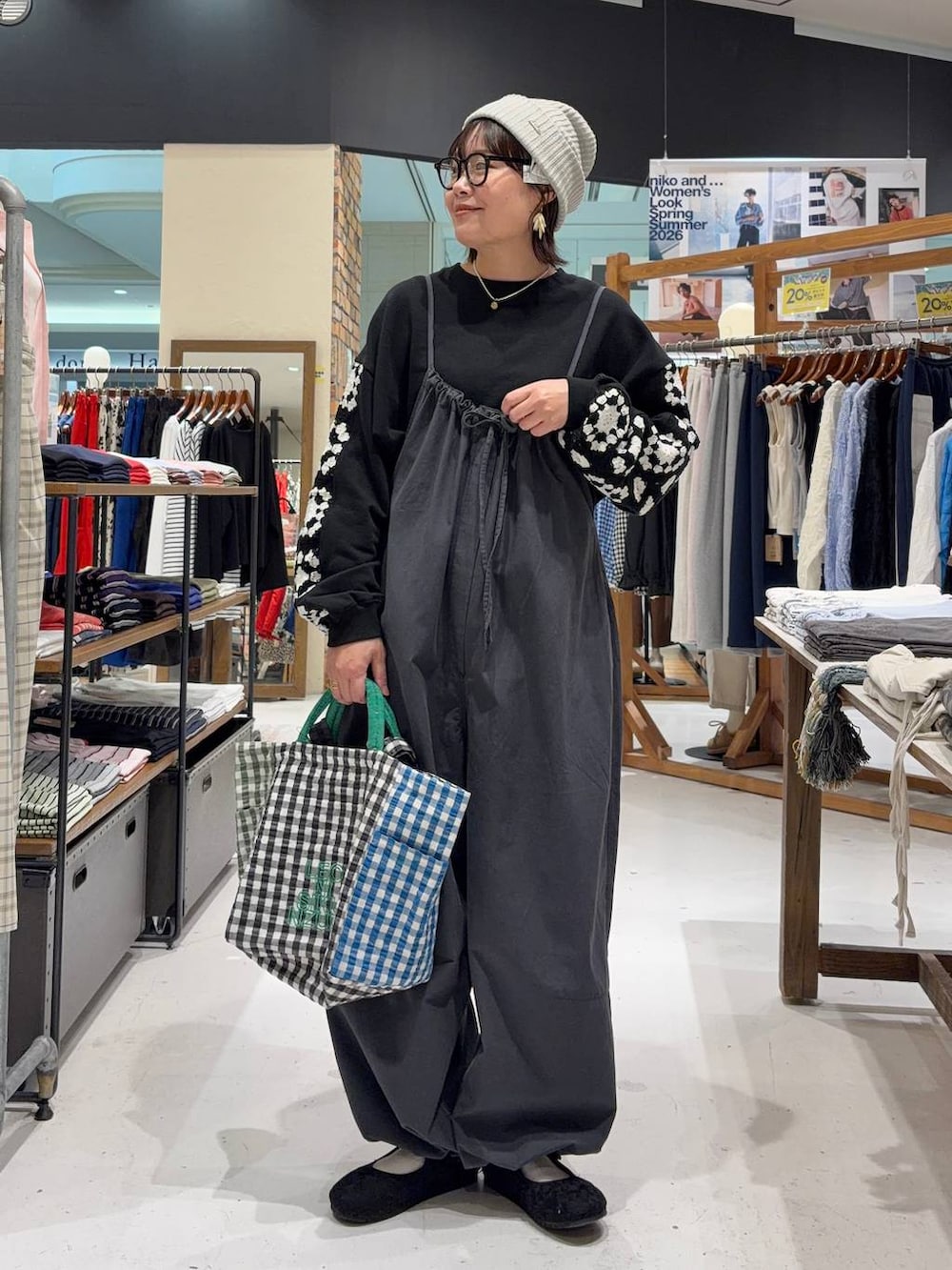 ブラック系のスウェット、ブラック系のパンプス、ブラック系のトートバッグを着用したレディースの春コーディネートの2枚目の写真