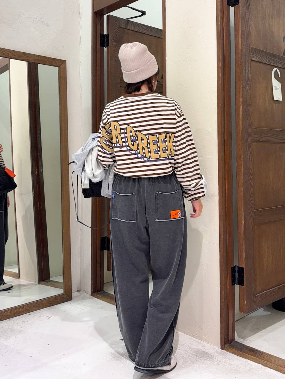 ブラック系のトートバッグ、グレー系のベストを着用したレディースの冬コーディネートの3枚目の写真