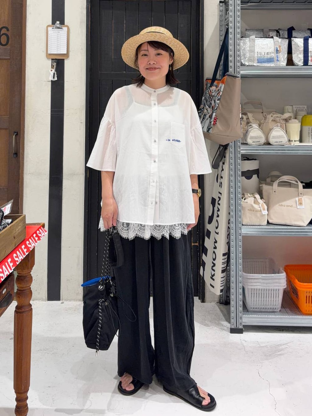 ブラック系のその他パンツ、ブラック系のショルダーバッグ、その他のキャミソールを着用したレディースの夏コーディネートの3枚目の写真