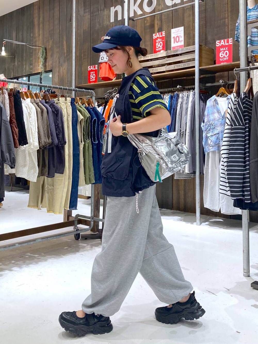 ブルー系のTシャツ/カットソー、ブラック系のスニーカー、グレー系のショルダーバッグを着用したレディースの夏コーディネートの3枚目の写真