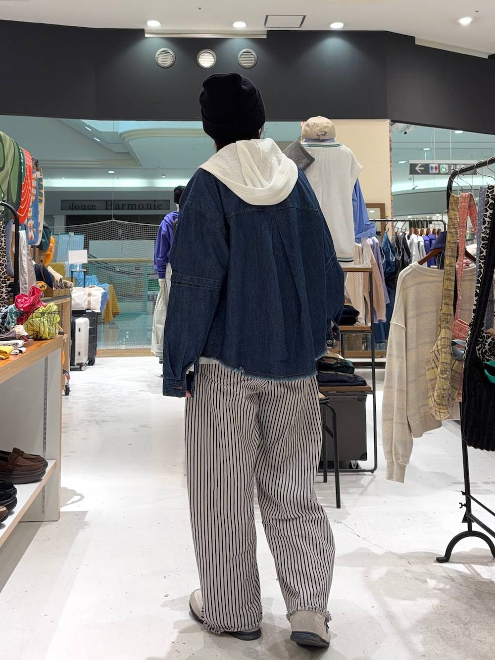 ホワイト系のデニムパンツ、ホワイト系のパーカー、ベージュ系のニット/セーターを着用したレディースの冬コーディネートの4枚目の写真