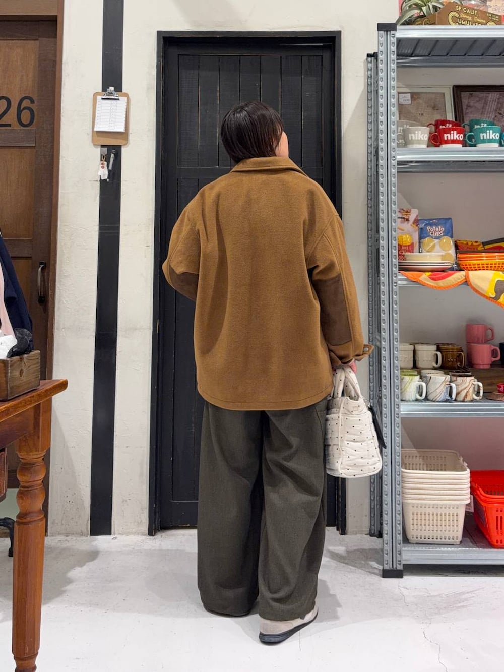 グリーン系のその他パンツ、イエロー系のカバーオール、ホワイト系のトートバッグを着用したレディースの冬コーディネートの3枚目の写真