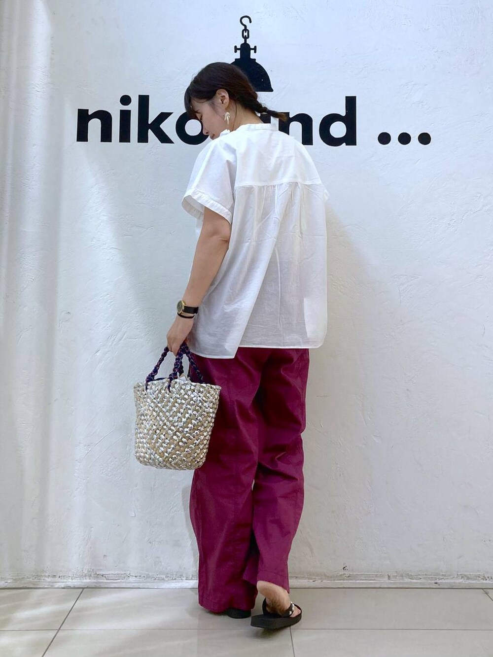 パープル系のその他パンツ、ブラック系のサンダル、ホワイト系のシャツ/ブラウスを着用したレディースの夏コーディネートの4枚目の写真