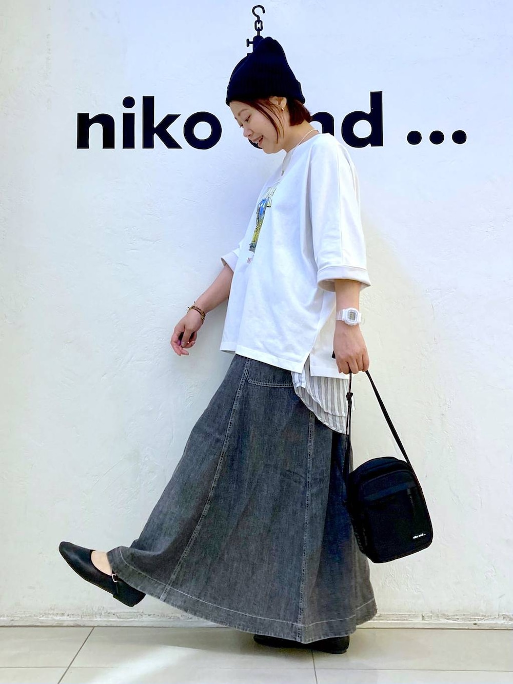 ホワイト系のTシャツ/カットソー、その他のパンプス、ブラック系のショルダーバッグを着用したレディースの夏コーディネートの4枚目の写真