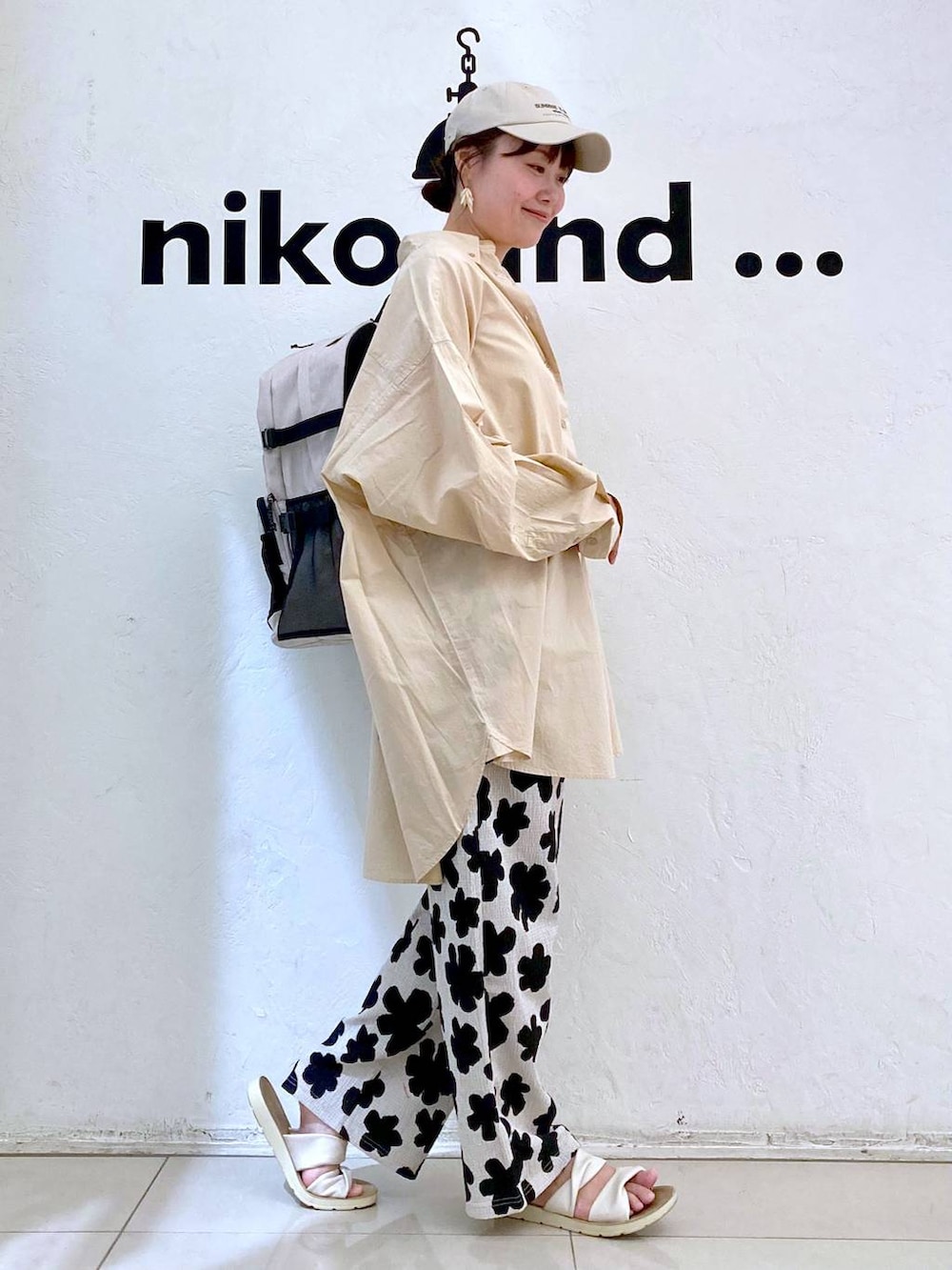 ベージュ系のバックパック/リュック、ホワイト系のその他パンツ、ベージュ系のシャツ/ブラウスを着用したレディースの夏コーディネートの5枚目の写真