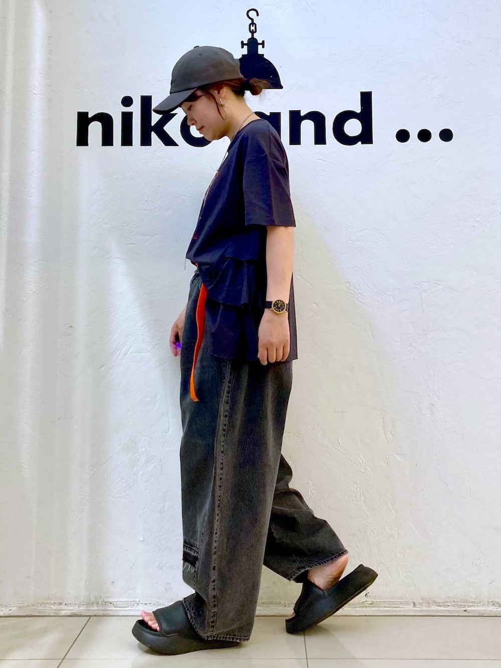 グレー系のTシャツ/カットソー、グレー系のデニムパンツ、グレー系のキャップを着用したレディースの夏コーディネートの3枚目の写真