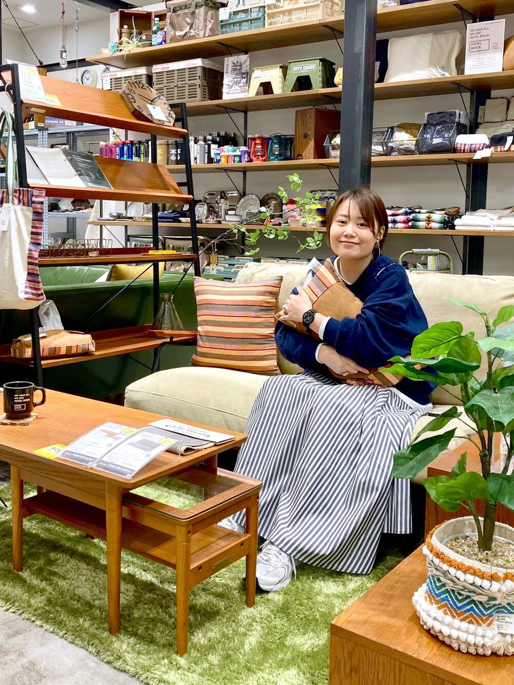 ブルー系のTシャツ/カットソー、ホワイト系のTシャツ/カットソー、ブルー系のスカートを着用したレディースの春コーディネートの7枚目の写真
