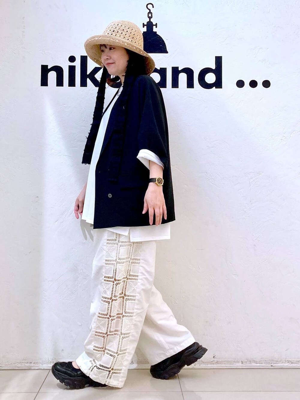 ホワイト系のTシャツ/カットソー、ブラック系のスニーカー、ベージュ系のその他パンツを着用したレディースの春コーディネートの3枚目の写真