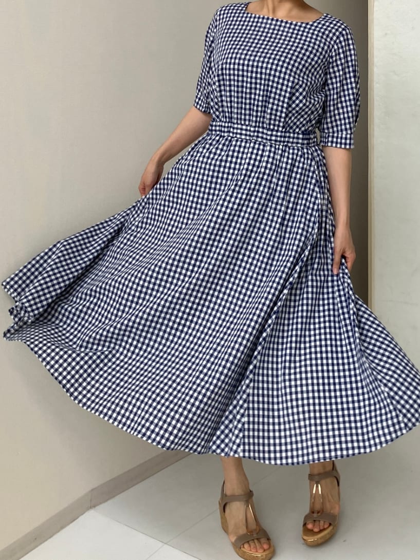 ブルー系のワンピース、グレー系のサンダルを着用したレディースの春コーディネートの2枚目の写真