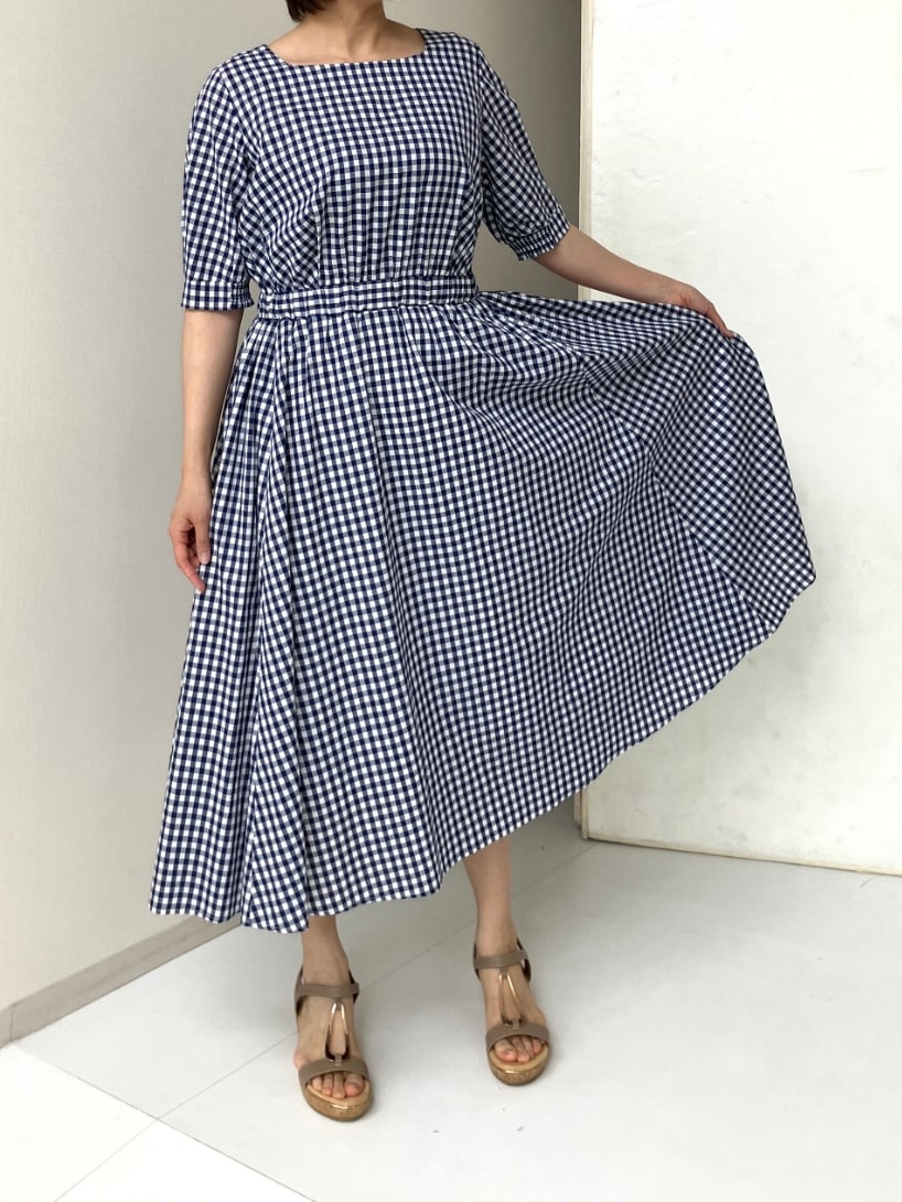 ブルー系のワンピース、グレー系のサンダルを着用したレディースの春コーディネートの3枚目の写真