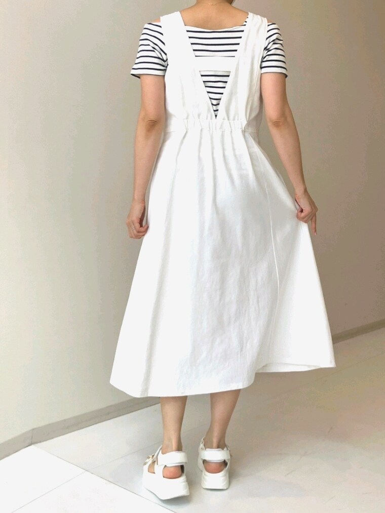 ホワイト系のキャミソール、ホワイト系のサンダル、ホワイト系のワンピースを着用したレディースの夏コーディネートの3枚目の写真