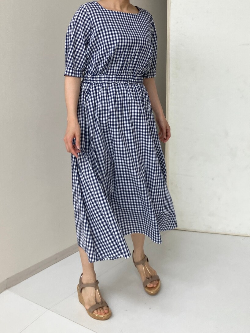 ブルー系のワンピース、グレー系のサンダルを着用したレディースの春コーディネートの4枚目の写真