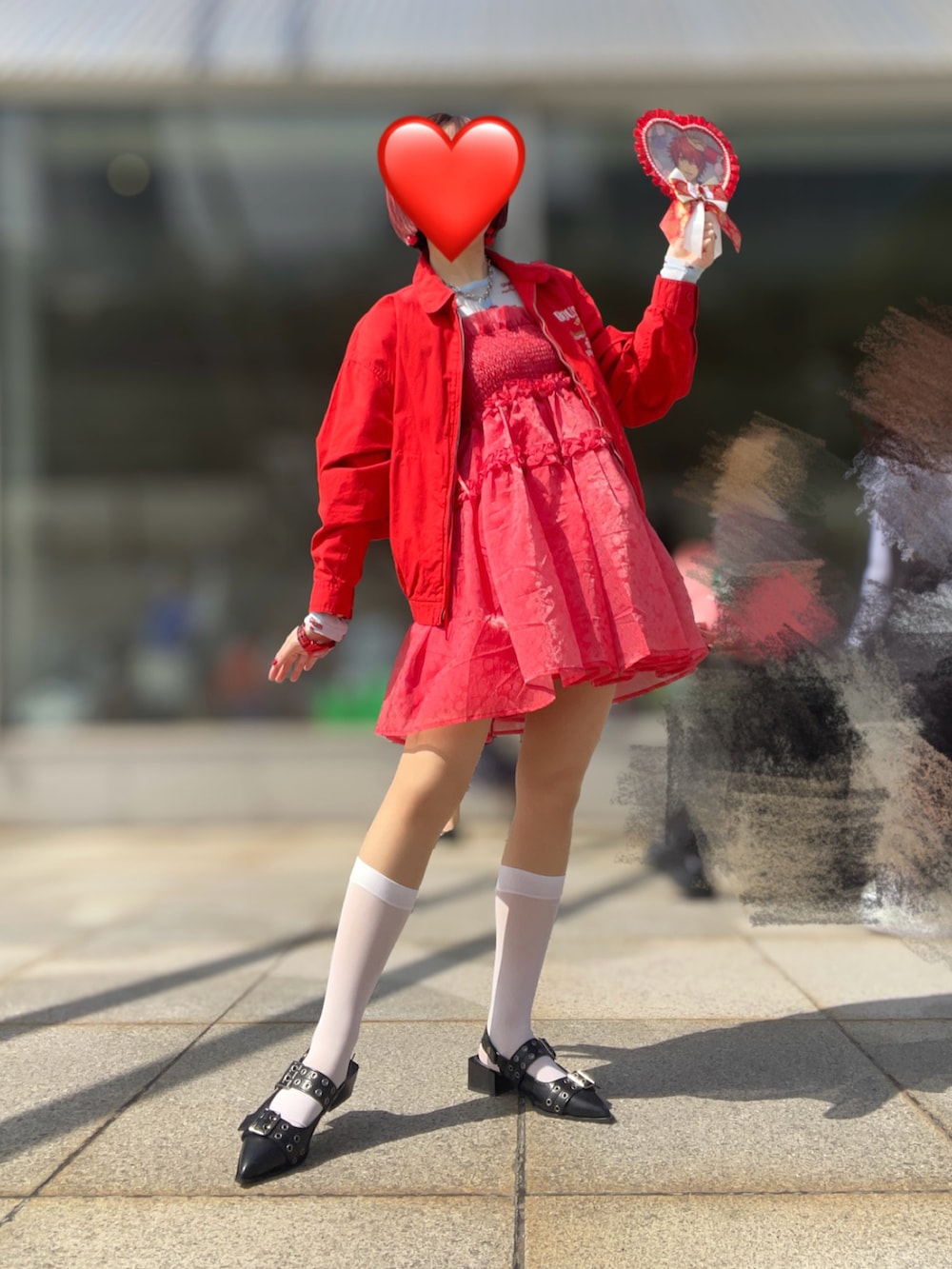 ブルー系のTシャツ/カットソー、レッド系のワンピース/ドレス、ブラック系のパンプスを着用したレディースの春コーディネートの3枚目の写真