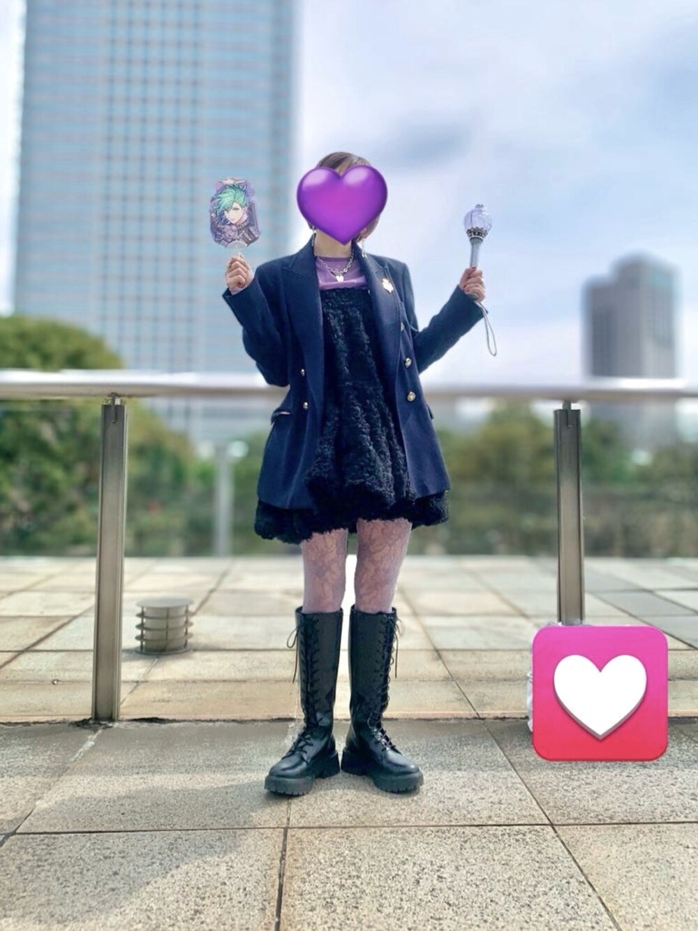 ブラック系のワンピース、ブラック系のブーツを着用したレディースの春コーディネートの2枚目の写真