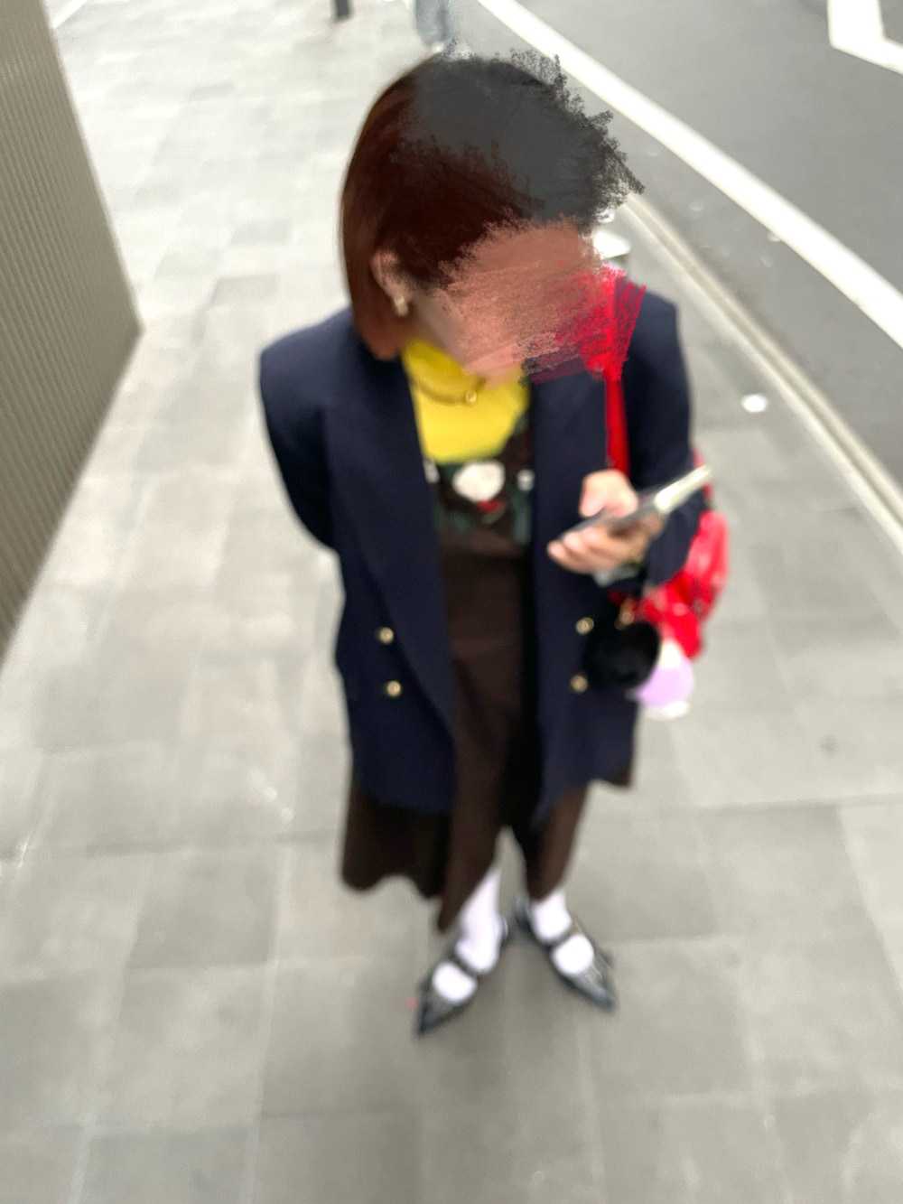 ブラウン系のワンピース、イエロー系のTシャツ/カットソー、ブラック系のパンプスを着用したレディースの春コーディネートの2枚目の写真