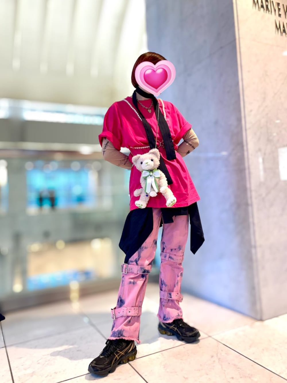 ピンク系のデニムパンツ、ブラック系のスニーカー、ピンク系のTシャツ/カットソーを着用したレディースの春コーディネートの3枚目の写真