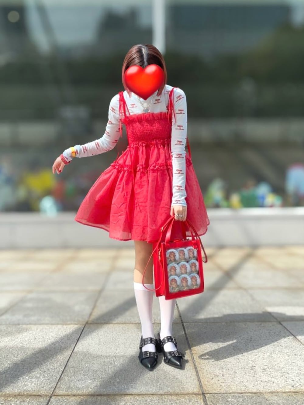 ブルー系のTシャツ/カットソー、レッド系のワンピース/ドレス、ブラック系のパンプスを着用したレディースの春コーディネートの2枚目の写真