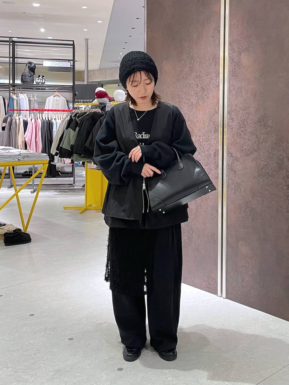 ブラック系のショルダーバッグ、ブラック系のベストを着用したレディースの春コーディネートの2枚目の写真