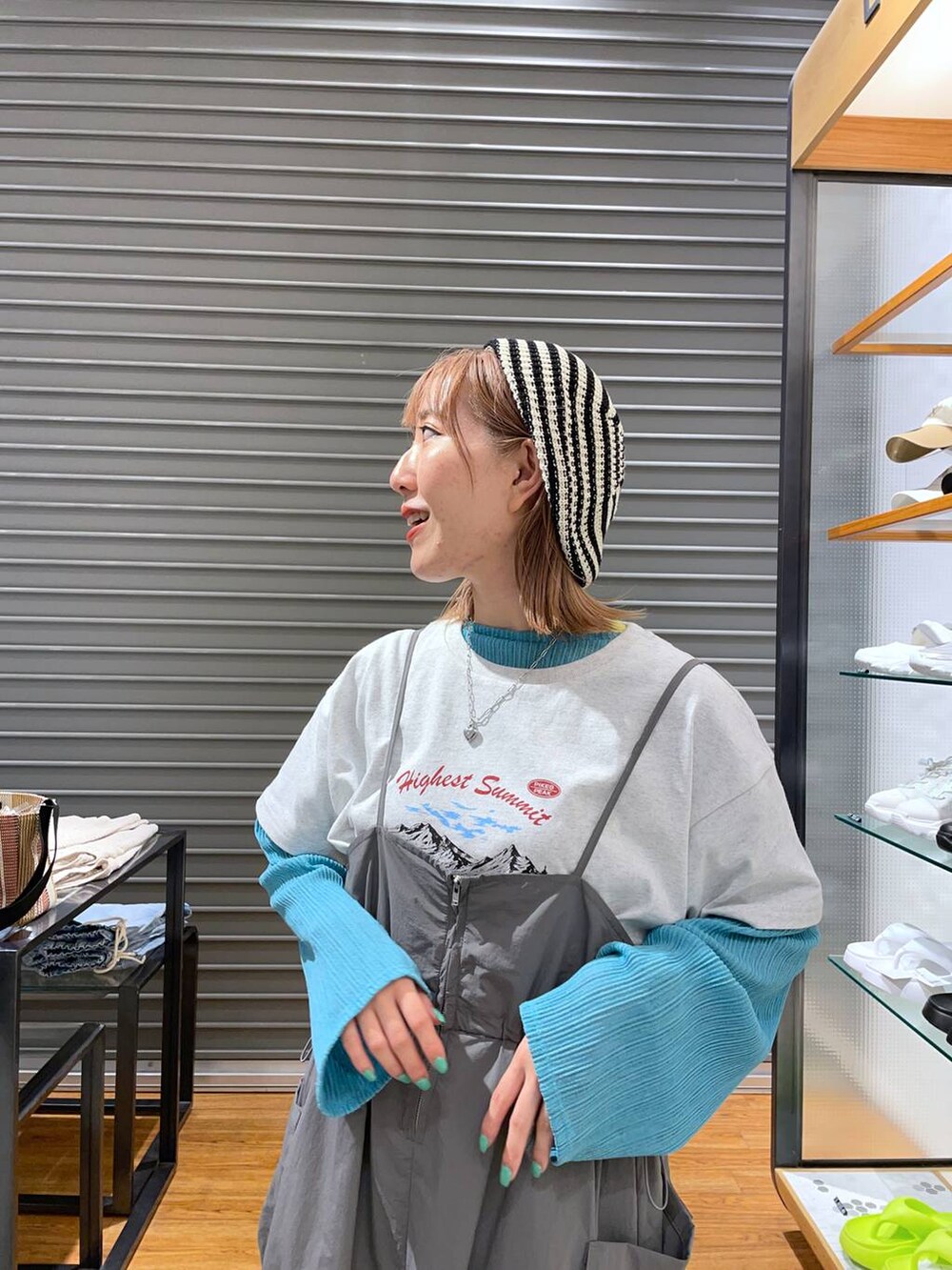 グレー系のTシャツ/カットソー、グレー系のワンピース、グリーン系のTシャツ/カットソーを着用したレディースの春コーディネートの2枚目の写真