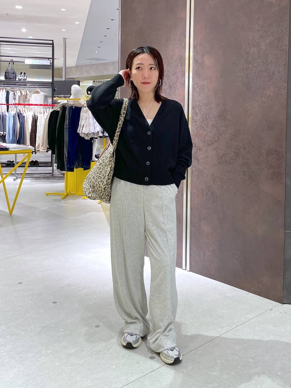 グレー系のその他パンツ、ブラック系のカーディガン/ボレロ、その他のトートバッグを着用したレディースの春コーディネートの3枚目の写真