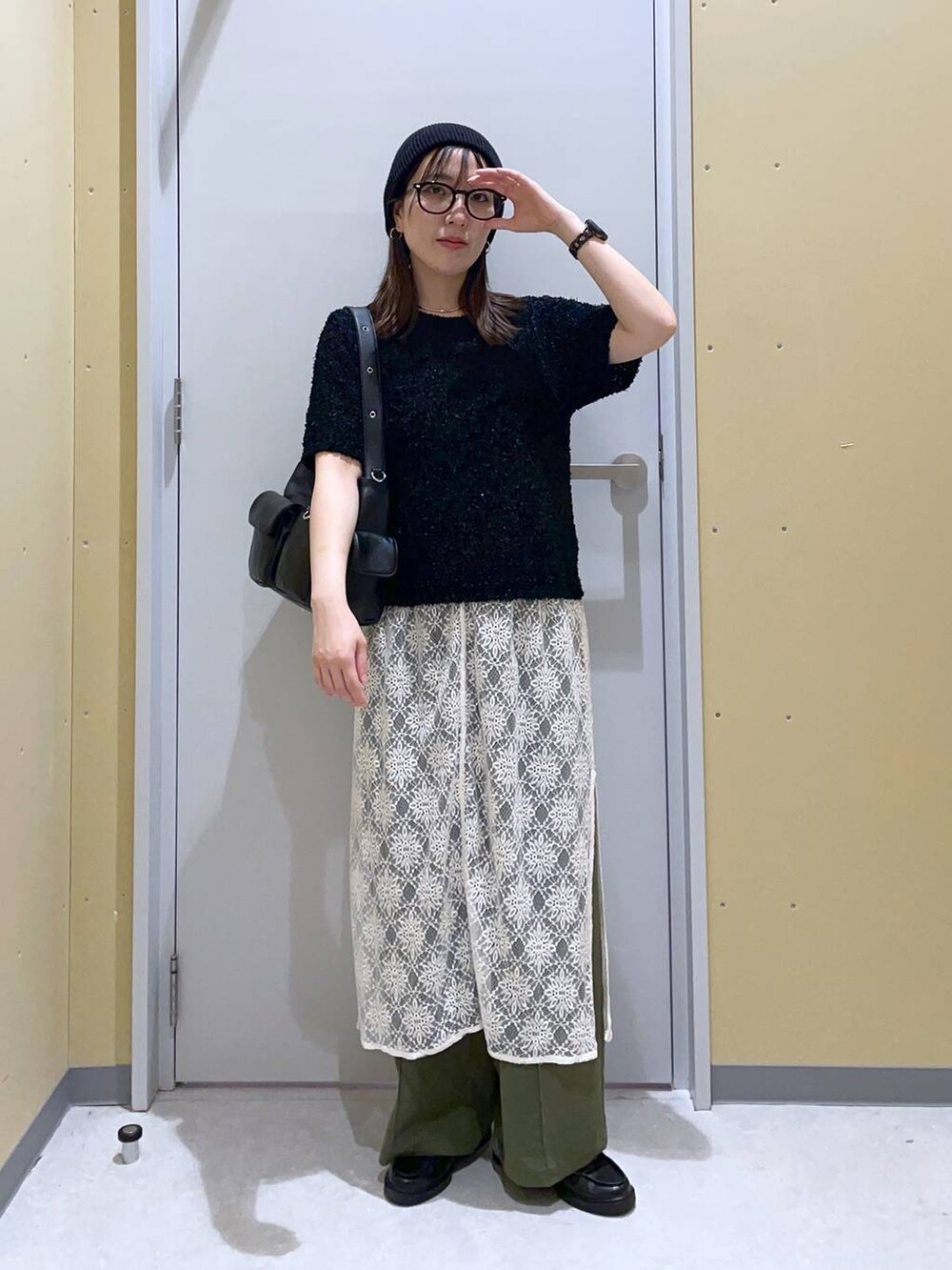 グリーン系のその他パンツ、ブラック系のショルダーバッグ、ホワイト系のワンピースを着用したレディースの春コーディネートの3枚目の写真