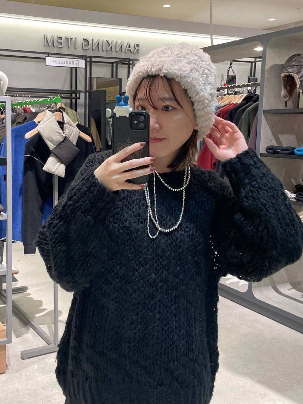 ブラック系のブルゾン、ブラック系のスウェットパンツ、ホワイト系のニット/セーターを着用したレディースの冬コーディネートの4枚目の写真