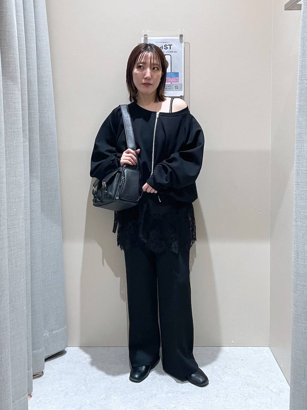 ブラック系のスウェット、ブラック系のその他パンツ、ブラック系のショルダーバッグを着用したレディースの冬コーディネートの3枚目の写真