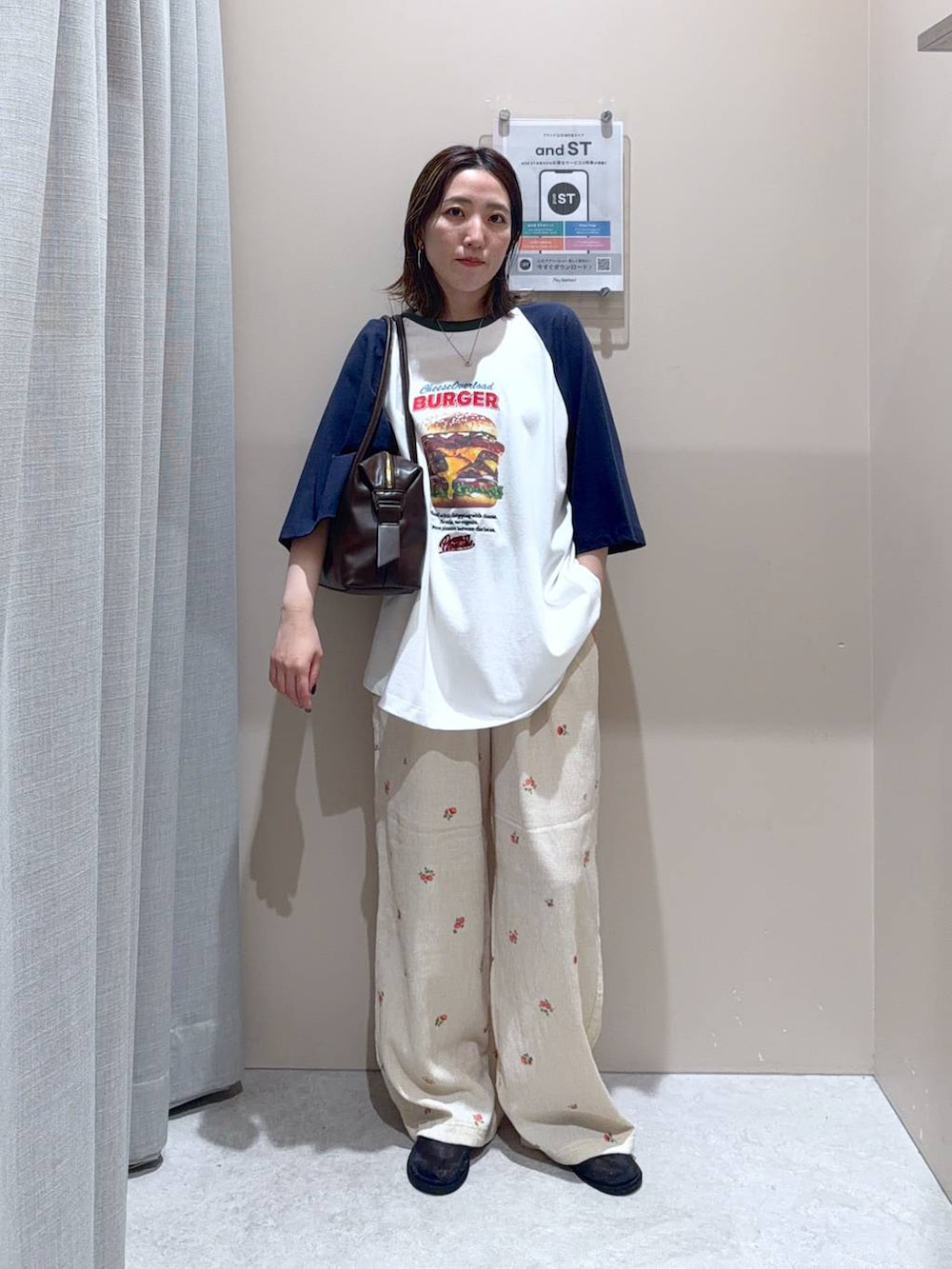 ブラウン系のボストンバッグ、ベージュ系のその他パンツ、ブルー系のTシャツ/カットソーを着用したレディースの夏コーディネートの2枚目の写真