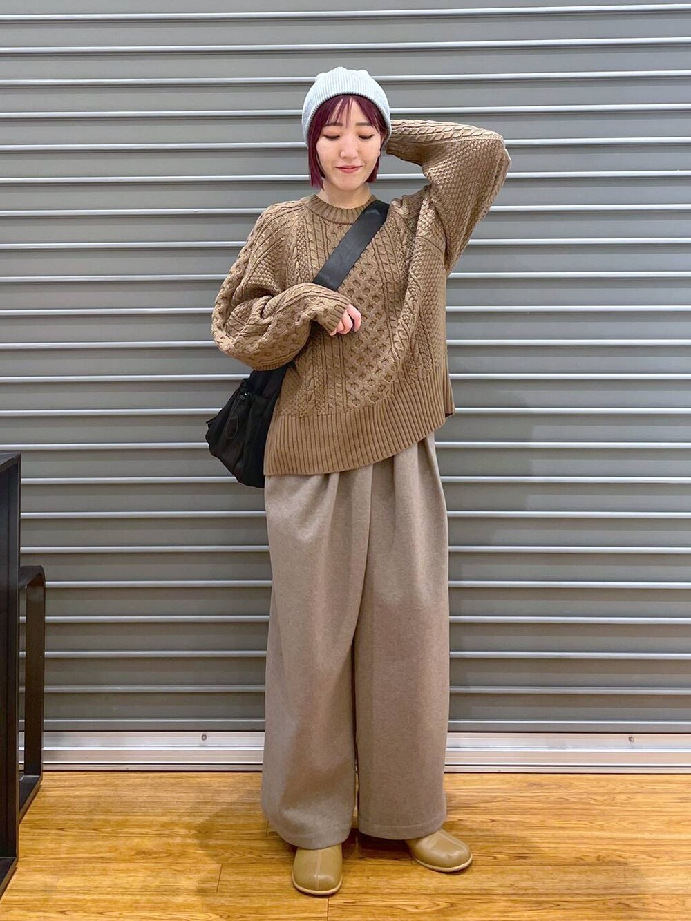 ブラウン系のブーツ、ブラウン系のニット/セーター、ベージュ系のその他パンツを着用したレディースの冬コーディネートの2枚目の写真