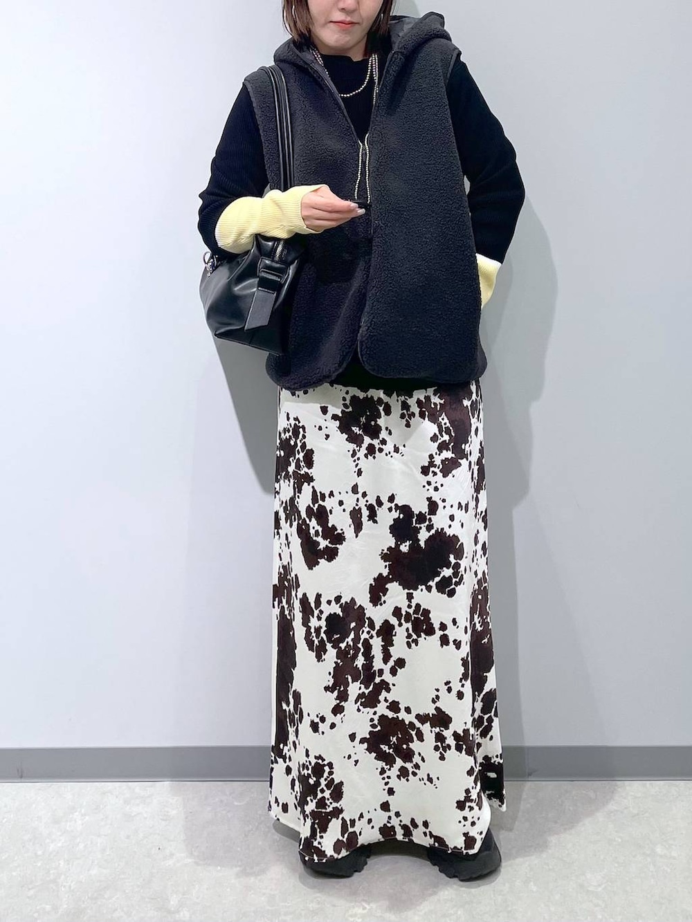 その他のスカート、ブラック系のボストンバッグ、ブラック系のニット/セーターを着用したレディースの冬コーディネートの2枚目の写真