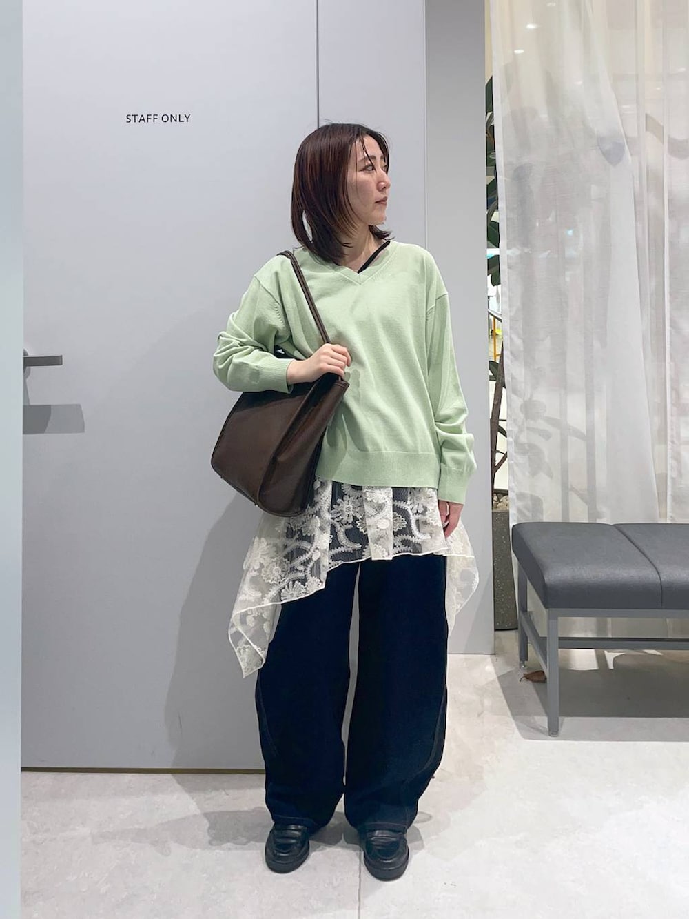 ブルー系のデニムパンツ、ホワイト系のその他トップス、グリーン系のニット/セーターを着用したレディースの春コーディネートの3枚目の写真