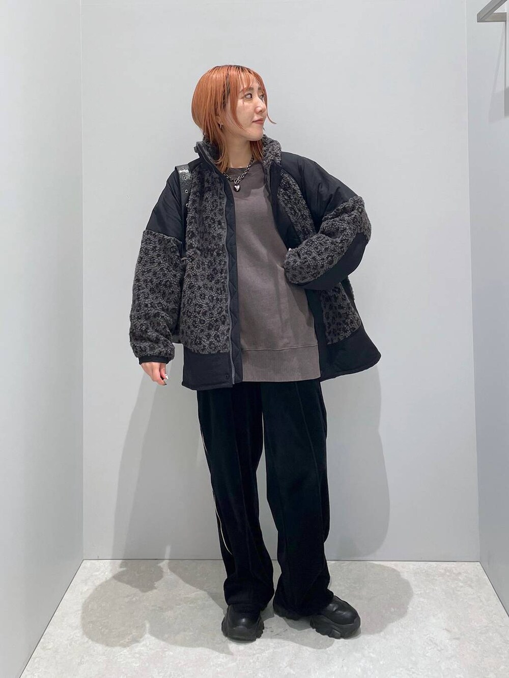 「低身長、カジュアル、ベーシック/シンプル、体型カバー、高見え、ゆったり、LEPSIM」｜「niko and...のラビットタッチベロアパンツ（その他パンツ、ホワイト系）」を使った、manaさん（レディース・153cm）の冬コーディネートの2枚目の写真