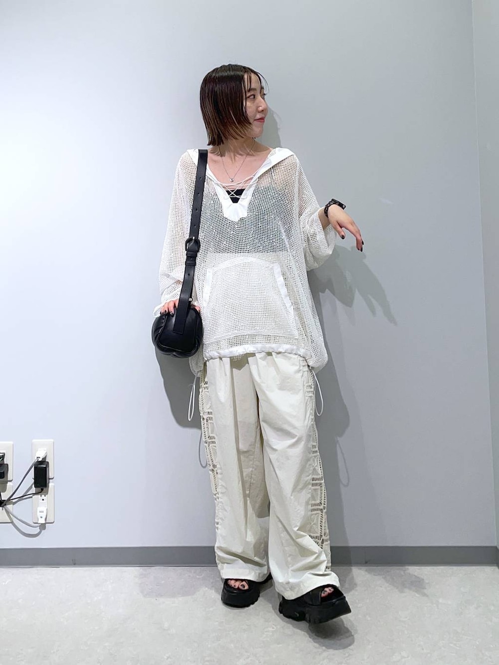 ブラック系のサンダル、ベージュ系のその他パンツ、ブラック系のショルダーバッグを着用したレディースの夏コーディネートの3枚目の写真