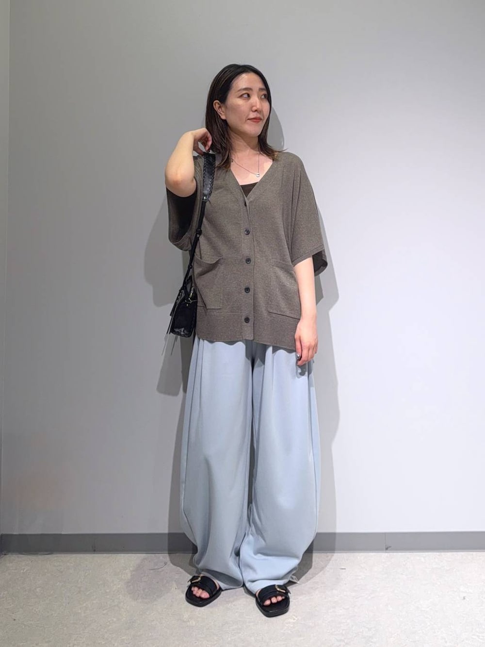 ブラウン系のカーディガン/ボレロ、ブラック系のサンダル、ブルー系のスウェットパンツを着用したレディースの夏コーディネートの2枚目の写真