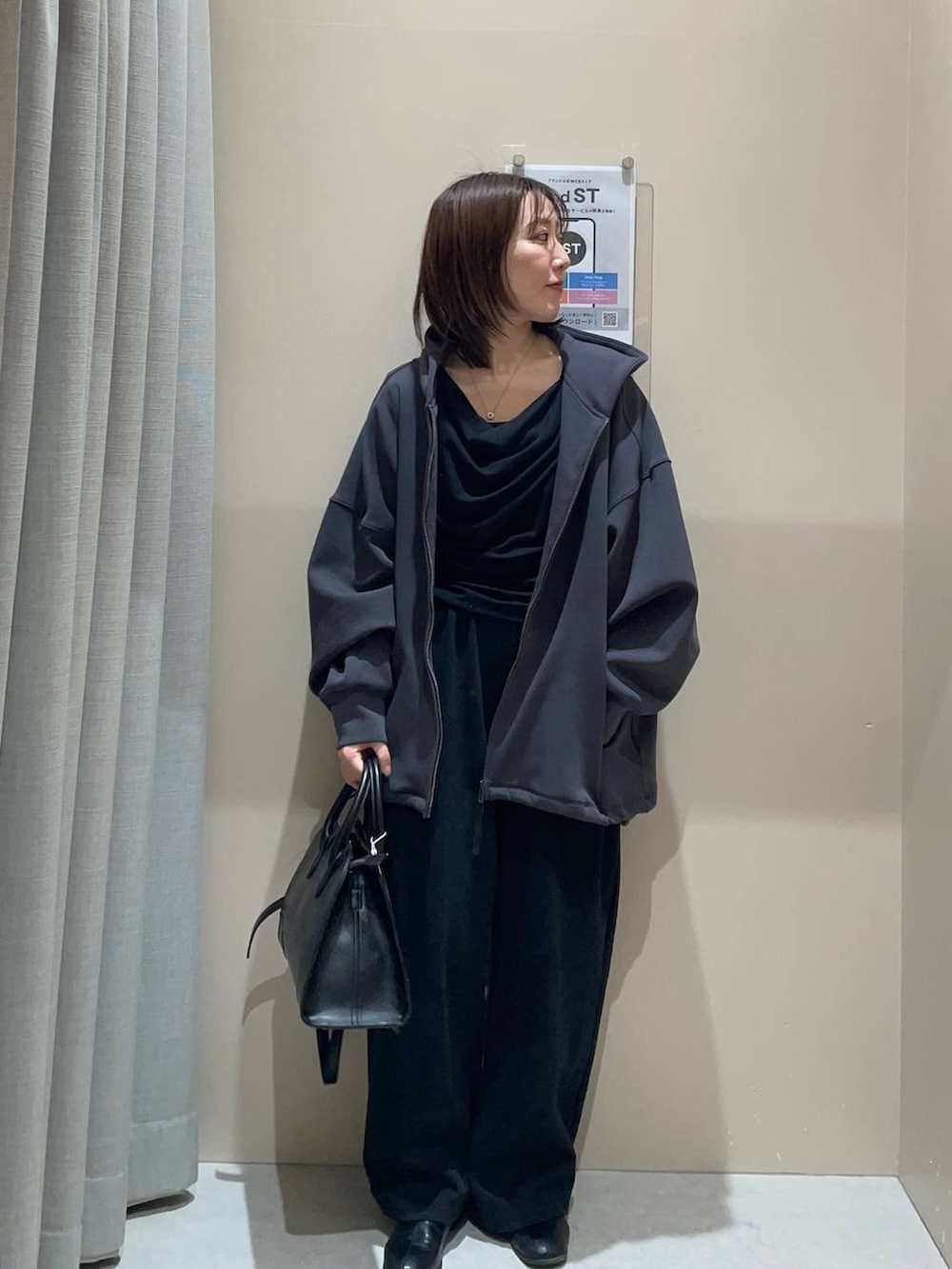 グレー系のパーカー、ブラック系のTシャツ/カットソーを着用したレディースの春コーディネートの3枚目の写真