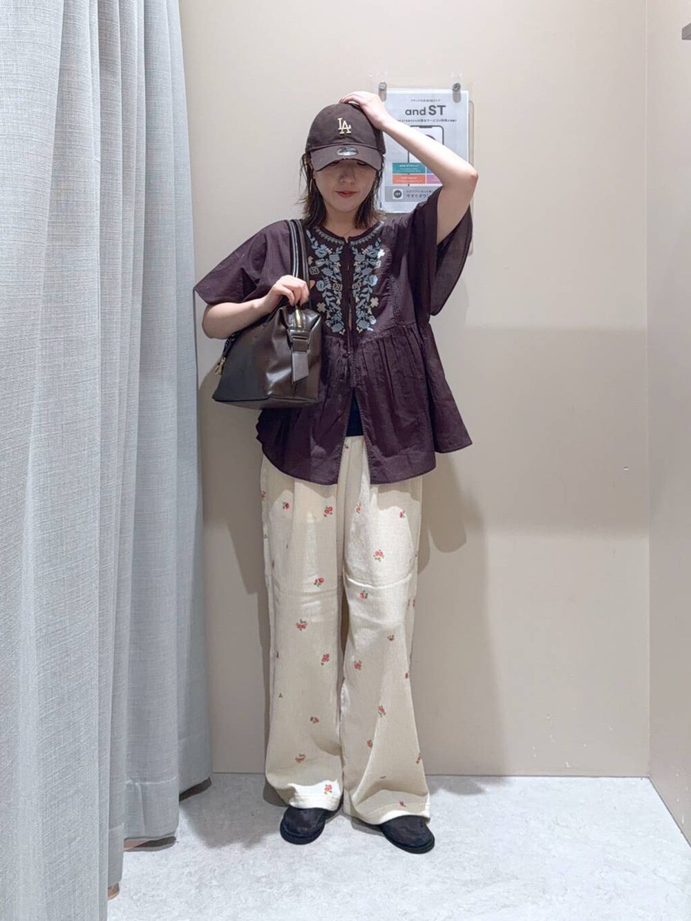 ブラウン系のボストンバッグ、ベージュ系のその他パンツ、ブラウン系のシャツ/ブラウスを着用したレディースの夏コーディネートの2枚目の写真