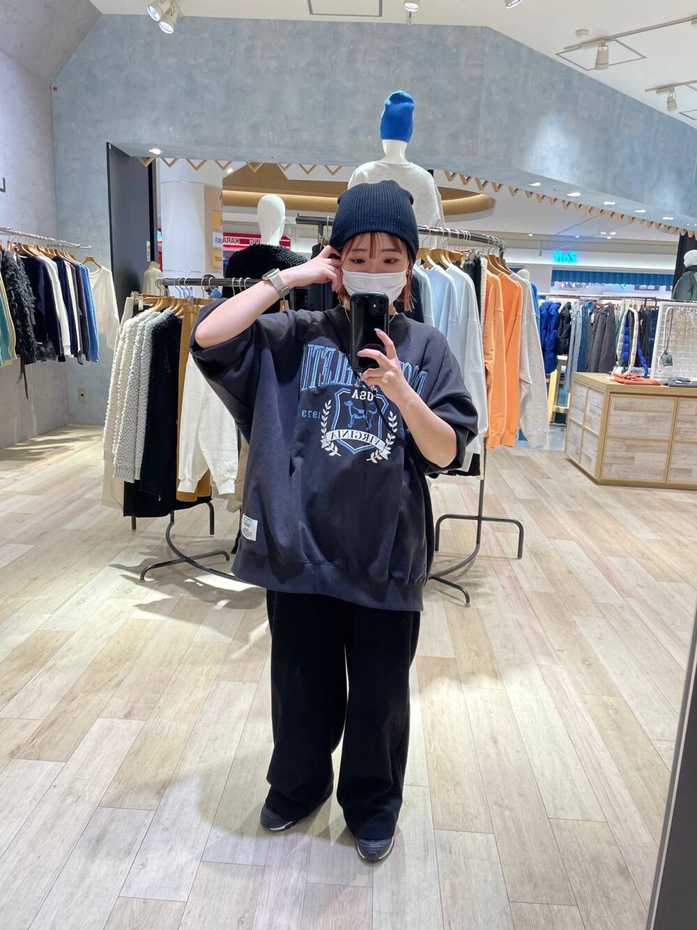 グレー系のスウェット、ブラック系のその他パンツを着用したレディースの冬コーディネートの2枚目の写真